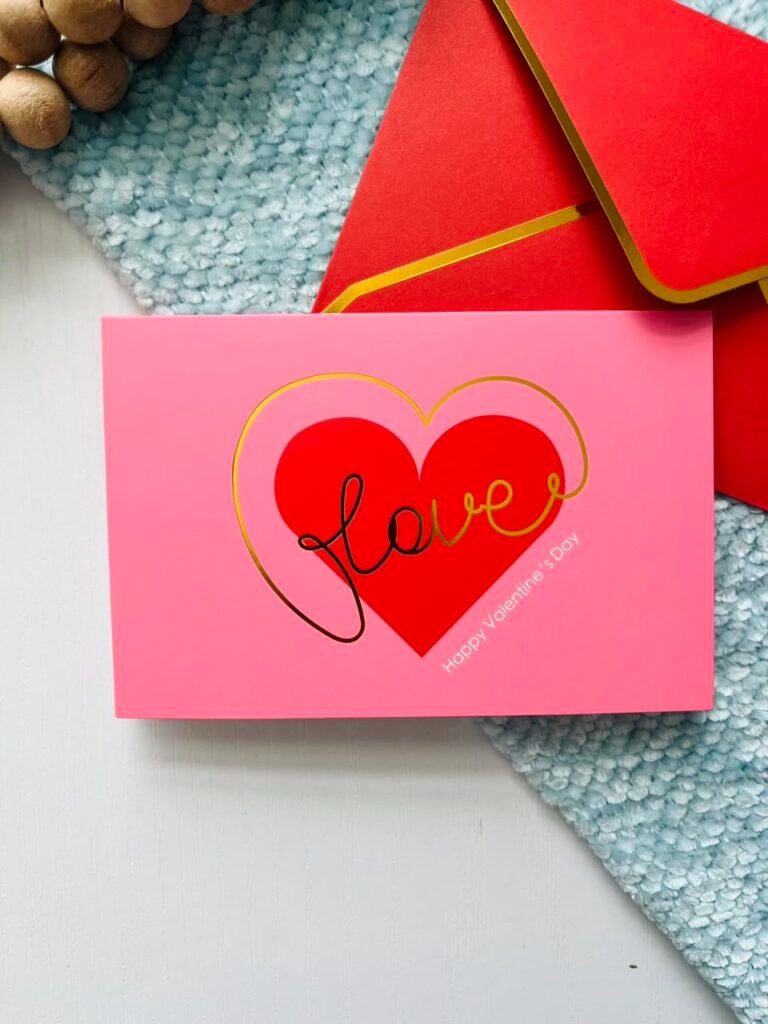 Листівка LOVE Happy Valentine`s Day (Рожева з червоним сердечком) + конверт — обкладинка книги