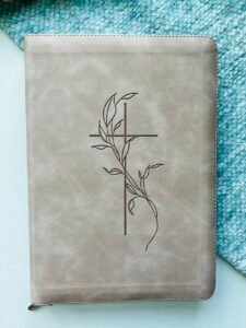 Біблія, сучасний переклад, рожева, з тисненням хреста, позолота, індекси, застібка, 17x24 см - Українське Біблійне Товариство