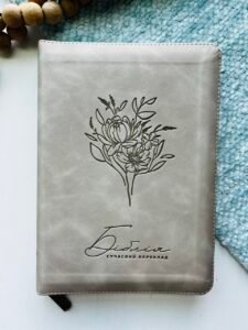 Біблія, сучасний переклад, бежева, тиснення дерево, застібка, 14,5 х 20,5 см - Українське Біблійне Товариство