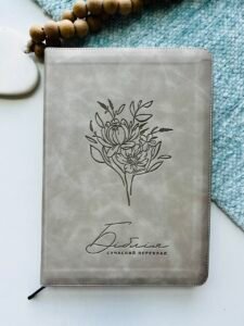 Біблія, сучасний переклад, капучино, з тисненням дерева, позолота, індекси, застібка, 17x24 см - Українське Біблійне Товариство